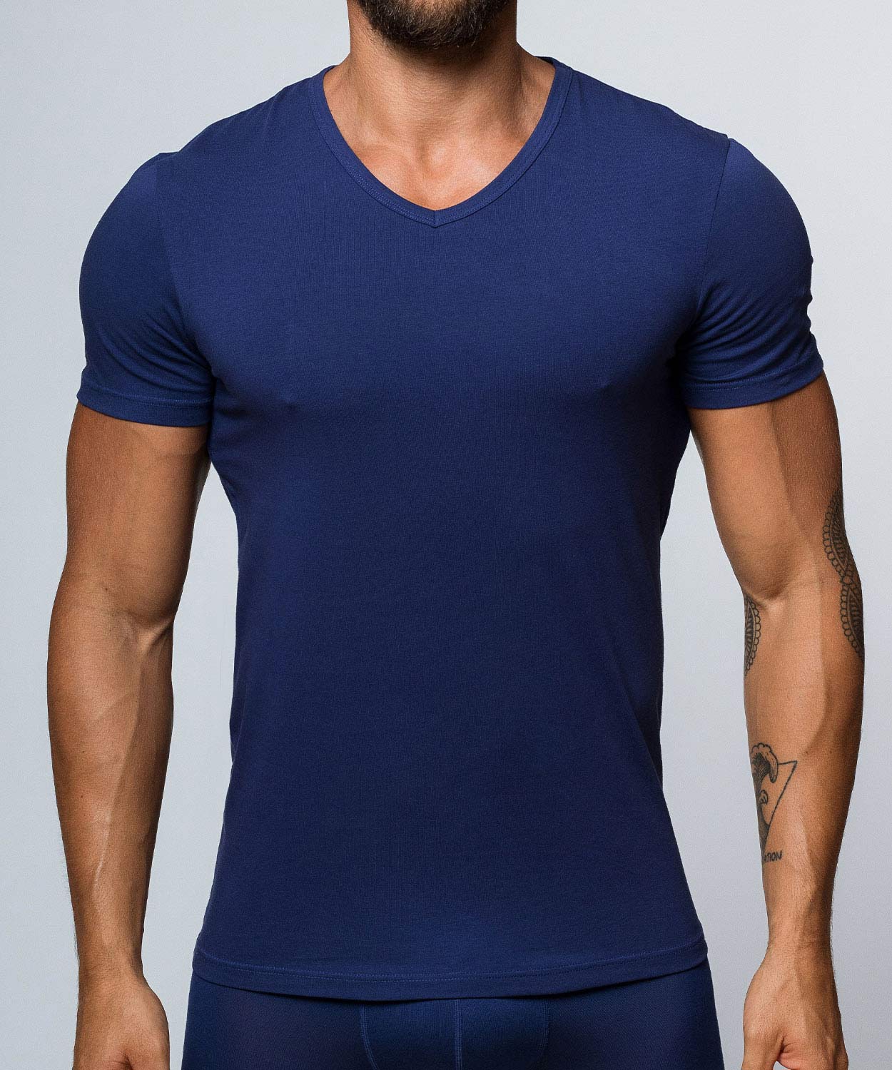 T-Shirt V Neck - Essentials