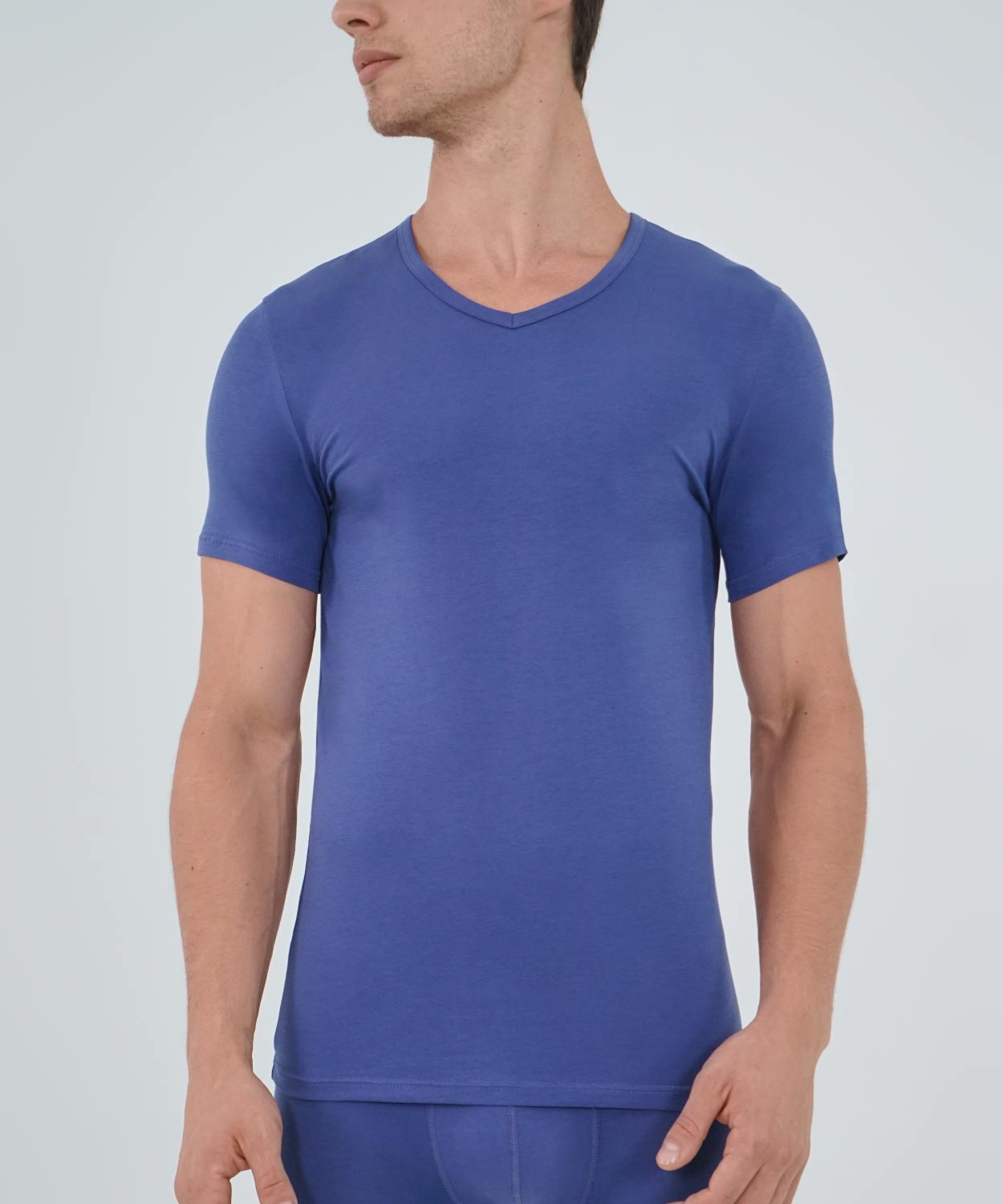 T-Shirt V Neck - Essentials